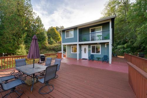 Lakebay House | Herron Island Cabin with Deck Walk to Beach!