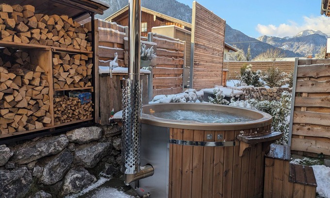 Flintsbach A. Inn Apartment | "Heuberg" apartment in the Inn Valley with hot tub - central & quiet location