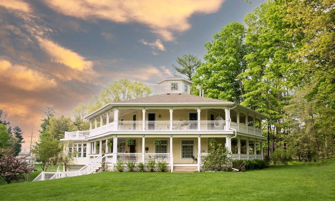 Pentwater Bed & Breakfast | Hexagon House Bed and Breakfast - Russell Room