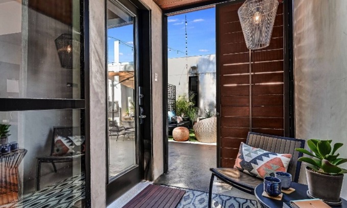 East Cesar Chavez Hotel | Heywood Hotel