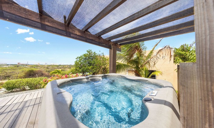 Boegoeroei Apartment | HH1-SLEEPS 4, PRIVATE UNIT, WIFI, INFINITY POOL, BBQ, HOT TUB, AMAZING VIEWS