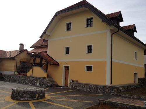 Crnomelj House | Hiša nasprot Sonca
