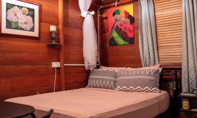 Gros Islet Cabin | Hibiscus Cabin - Cozy Getaway in peaceful Gros Islet