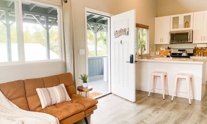 Keaau House | Hibiscus Hale, Full Kitchen, King Bed, Parking