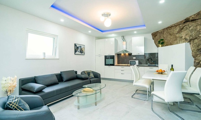 Molunat Apartment | Hidden Gem Apartment - Two Bedroom Apartment with Terrace and Sea View