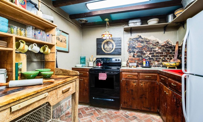Scott House | Hidden Gem! Beautiful, Historic Renovated Bank in DT Scott, Minutes to Lafayette