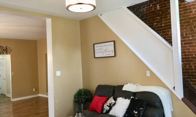 St. Louis House | Hidden Gem in Hyde Park