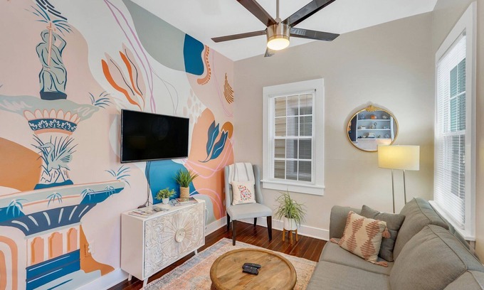 Metropolitan House | Hidden Gem in Walkable Location by Lucky Savannah