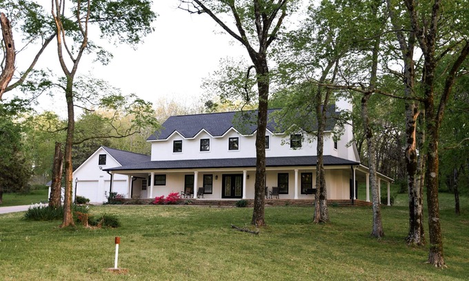 Cecil House | Hidden gem nestled along the Arkansas River, wraparound porch and plenty of room
