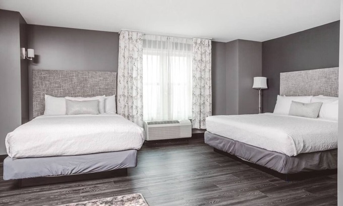 Zion Hotel | Hidden Gem of the Midwest l Group Stay, Two Relaxing Room with 2 Queen Beds
