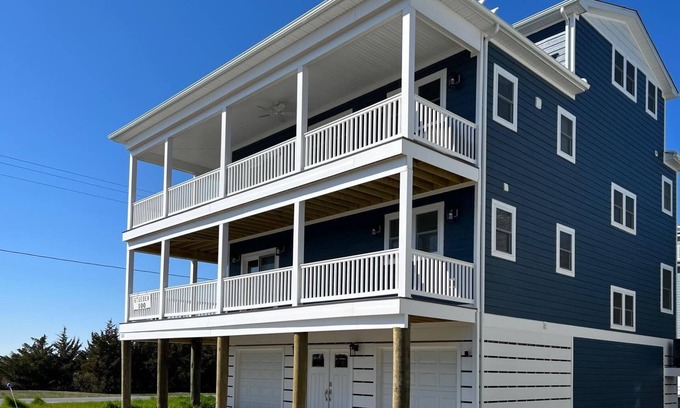 Milford House | Hidden Gem, Relax, Water Views, Bay Breezes Elevator & Decks & Hot Tub