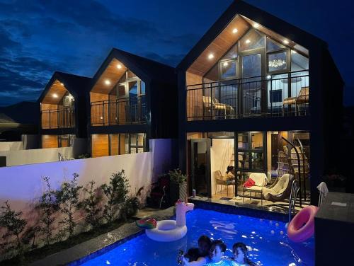 Castillejos Villa | Hidden Haven Subic Villa w/Infinity Pool