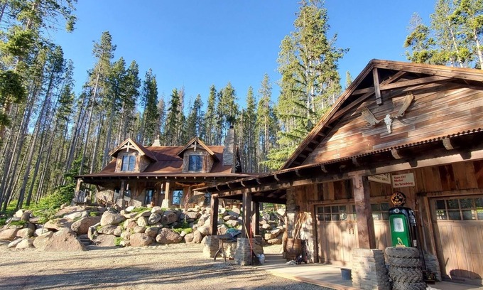 Georgetown Cabin | “Hidden Luxurious slice of Heaven”Hike and explore Montana from the back door!