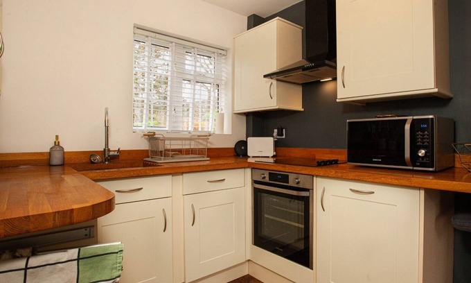 Bracknell House | Hide Away House With Hot Tub and Driveway