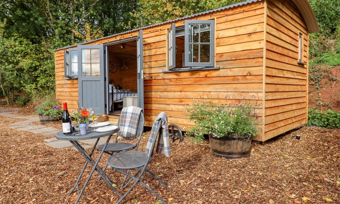 Newton Saint Cyres Cottage | HIDEAWAY CABIN, romantic, with a garden in Thorverton