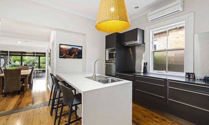 Glenroi House | Hideaway on Edward - Walk to Town