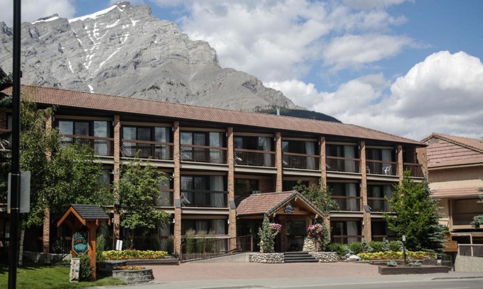 Banff Hotel | High Country Inn