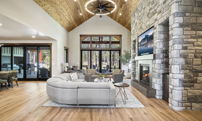 Sunriver House | High Desert Luxury Abounds, Oversized Hot Tub, Pool Table, Sauna, BBQ, Perfection Inside and Out