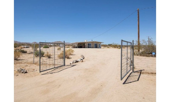 Landers Cabin | HIGH DESERT VISTAS 1960 HOMESTEAD CABIN ON 5 ACRES