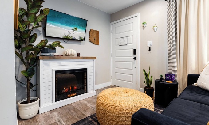 Pierson Place Historic District House | High-End Cowboy Casita in Historic Phoenix with Private Patio & BBQ