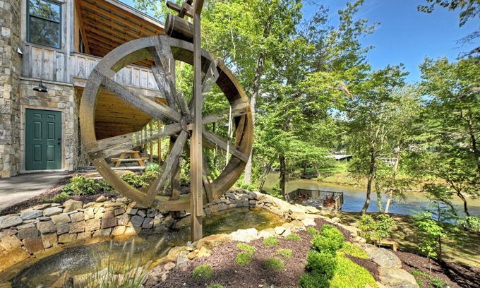East Ellijay Cabin | High-end custom cabin that sits on the Cartecay River, hot tub, firepit