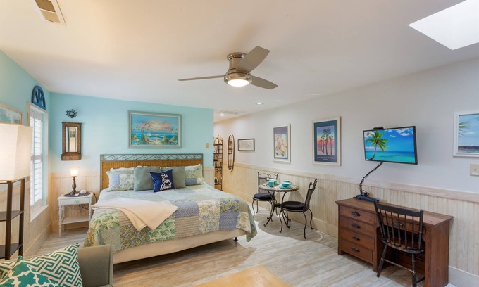 Isle of Palms Condo | High Life on IOP, 1 blk to beach, Onsite Pool, Studio + Sleeper Sofa