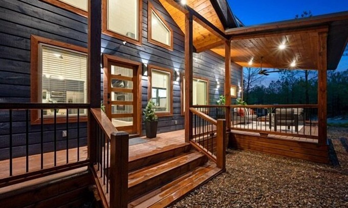 Broken Bow Cabin | High Luxe, New Construction 1 Bedroom cabin! Hot Tub, fireplace