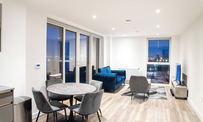 River Apartment | High Rise 2 Bedroom Apartment in London