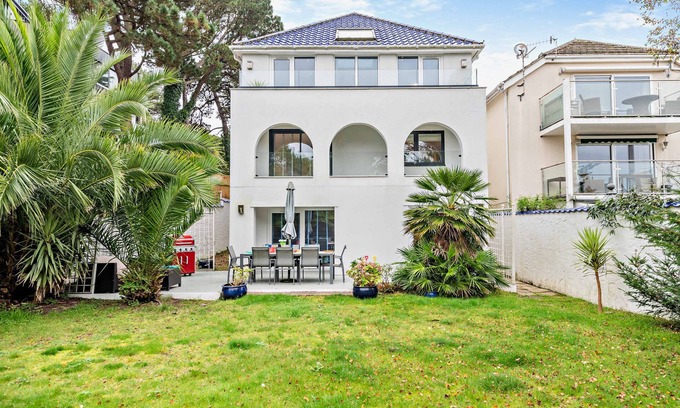 Sandbanks Villa | High Tides Elegant & Modern 4-Bedroom Villa in Sandbanks