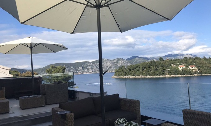 Racisce Condo | High View: A Secluded, Award-Winning Luxury Seaside Villa With Huge Jacuzzi