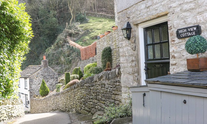 Castleton Cottage | HIGH VIEW COTTAGE, pet friendly in Castleton, Peak District
