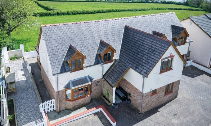 Pembroke Dock House | Highfield - 5 Bedroom Holiday Home - Pembroke Dock