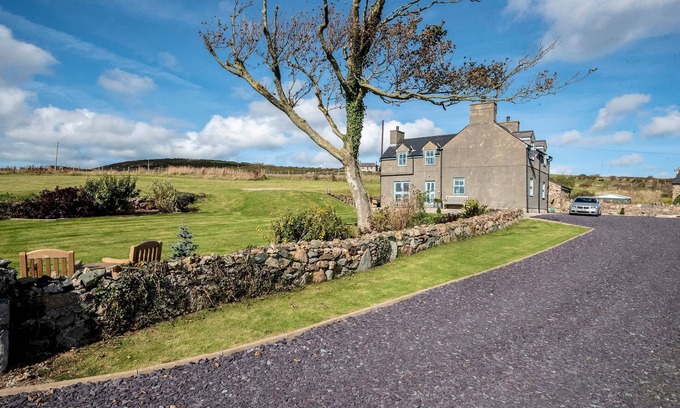 Rhydwyn Apartment | Highfield - a sea view that sleeps 6 guests in 3 bedrooms