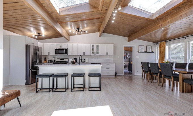 Highland Park House | Highland Park Family Ranch - Walk to Lake & Metra to Chicago!