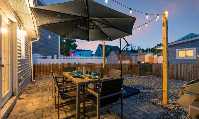 Wall House | Highly Rated Beach House 3.5 Blocks to Beach & Main St. | 6 Badges, Grill, Patio