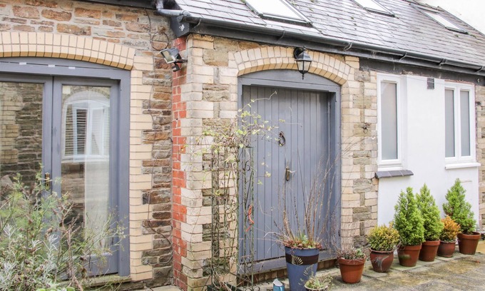 Leintwardine Cottage | HIGHTREE LODGE BARN, pet friendly, with open fire in Leintwardine