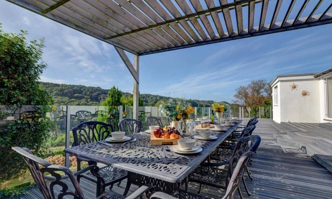 Lee House | Highview, Lee - Six Bedroom House, Sleeps 12
