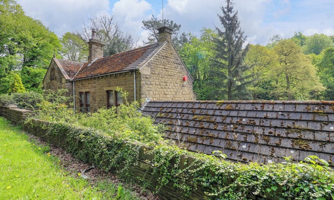 Denby Dale Cottage | HIGHWOOD LODGE, pet friendly, with hot tub in Denby Dale