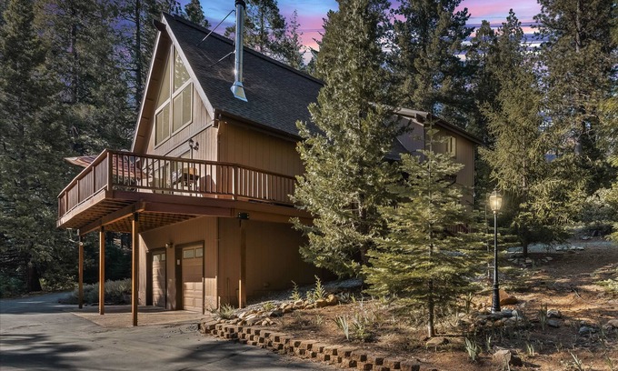 Croft Cabin | Hike, Ski & Unwind: Cabin w/Hot Tub in Pioneer!