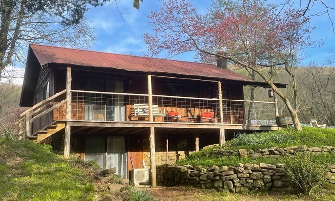 Deer Cabin | HIKING dog friendly HOT TUB & FIREPIT peaceful farmhouse cabin ATV UTV TRAILS