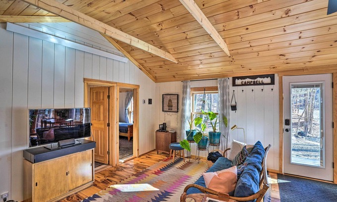 Williamsville Cabin | Hiking Trails On-Site: Cozy Falls Brook Cabin