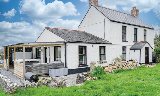 Crynant House | Hill House - 4 Bedroom Holiday Home - Llanrhidian
