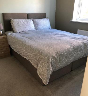 Brierley Hill House | Hill House - 5 Mins Merry Hill - Perfect for Contractors & Families