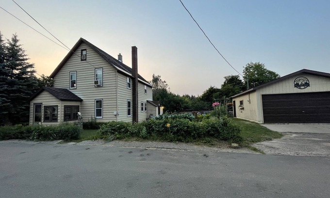 Ishpeming Apartment | Hill Street House - Upper Unit