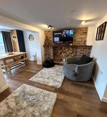 Hoyland Apartment | Hill Street Railway retreat.