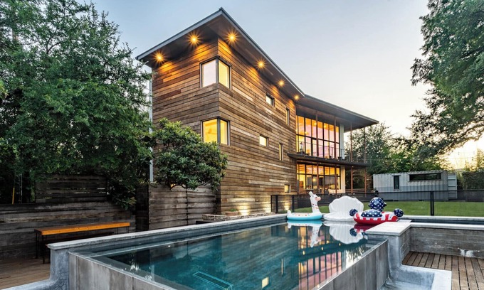 Barton Heights House | Hillmont Hideaway w Outdoor Hot Tub
