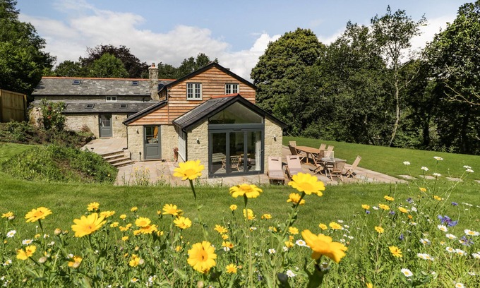 Shaftesbury Cottage | HILLSIDE COTTAGE, pet friendly, with hot tub in Shaftesbury