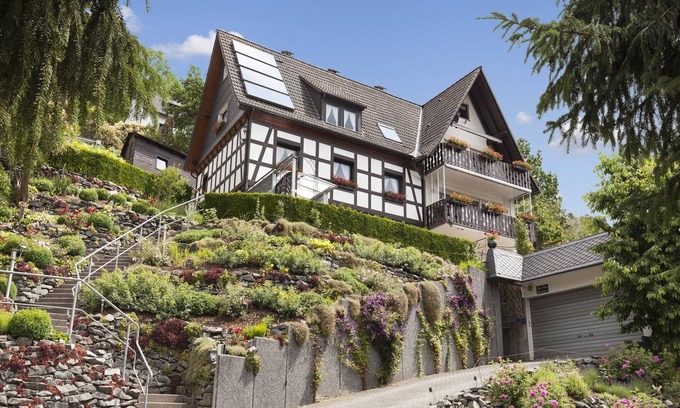 Hallenberg Apartment | Hillside Cottage near Winterberg