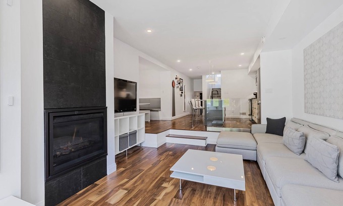 The Blue Mountains Condo | Hillside Hideaway - Walk to the Village & Patio!