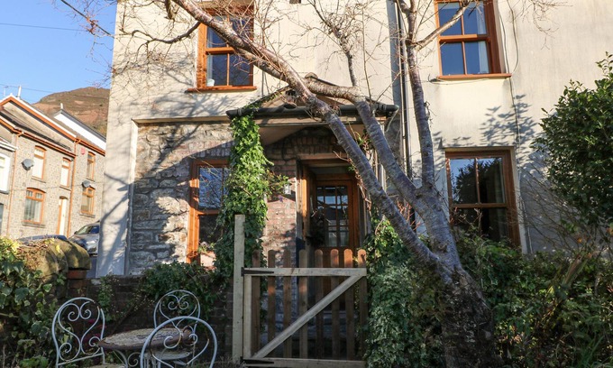 Pentre Cottage | HILLSIDE HOLIDAY COTTAGE, pet friendly, with a garden in Pentre